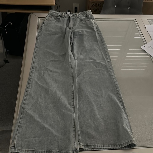 Pretty little thing (PLT) jeans never worn, brand new size is a US 2 - Picture 2 of 3